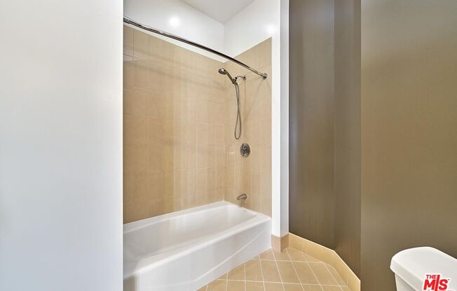 2 beds, 2 baths, 1,010 sqft, $3,050, Unit 404