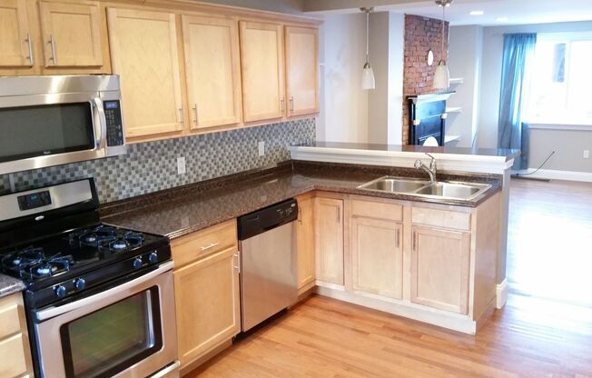 Charming 3 Bedroom Reno in South Side. Open Layout. Large Back Patio. A/C. Stainless. Designer Kitchen