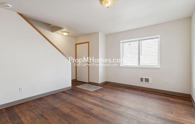 Updated 2 Bedroom Duplex in SE! Brand New Appliances!