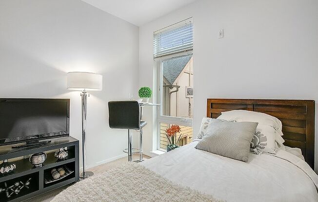 Studio, 1 bath, 130 sqft, $980, Unit 107