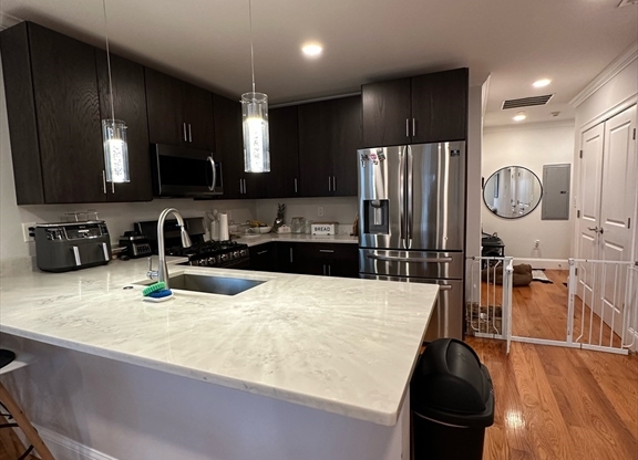 1 bed, 1 bath, 1,000 sqft, $2,200, Unit 303