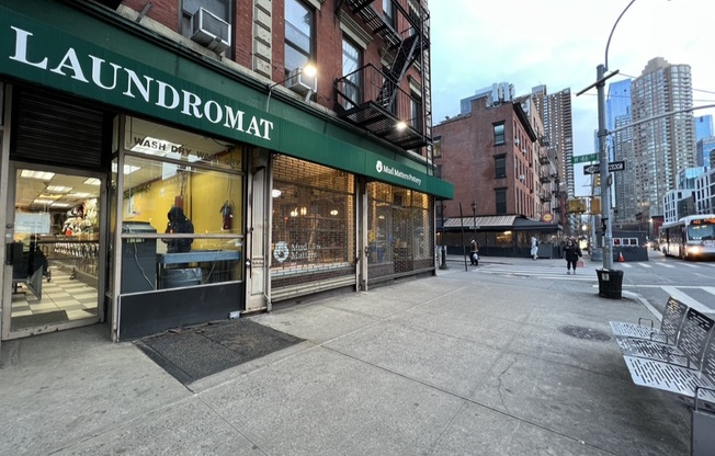 446 W 46 ST