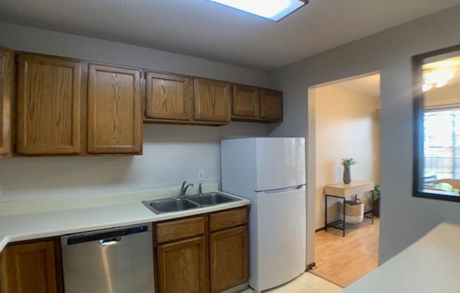 2 BR, 2 BA Condo  in the Heart of Roseville!