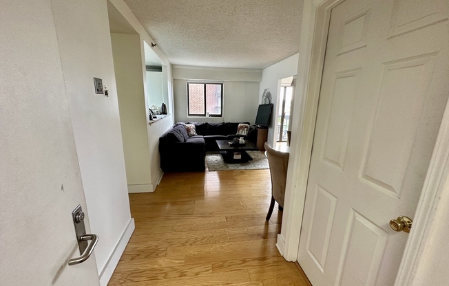 3 beds, 1.5 baths, 900 sqft, $4,650, Unit 608