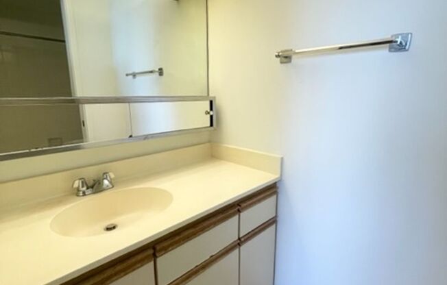 2 beds, 2 baths, $3,000, Unit Royal Capitol Plaza