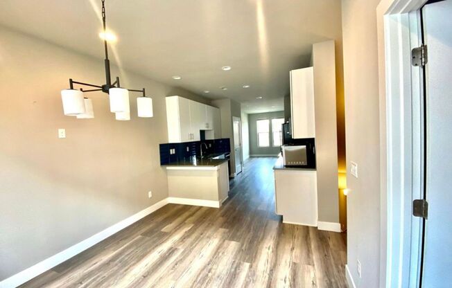 Sleek 3 Bedroom Townhome - Lincoln Park