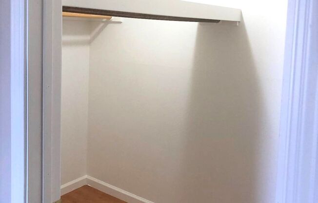 1 bed, 1 bath, 704 sqft, $1,425, Unit 16