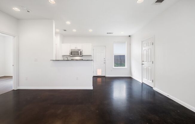 Simple Living 2 Bedroom, 2 Bath Home Near Austin-Bergstrom International Airport