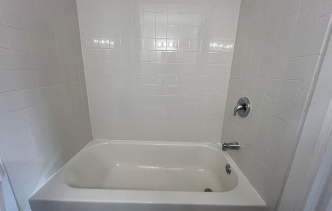 2 beds, 1 bath, 800 sqft, $1,839, Unit 5717 Hobart St. #36