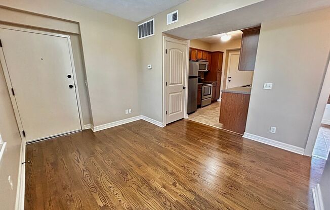 2 beds, 1 bath, 800 sqft, $1,195, Unit 601 - Unit 305 B800