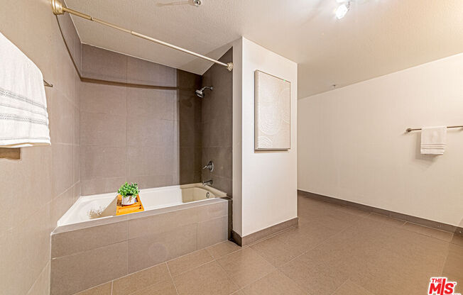 1 bed, 2 baths, 1,130 sqft, $2,800, Unit 321