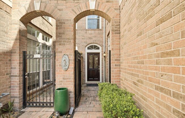 Beautiful Home Near University of St. Thomas