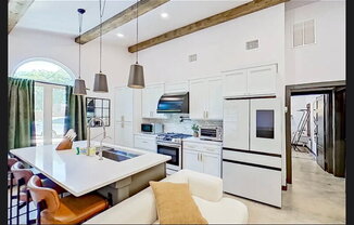918 MISTLETOE AVE