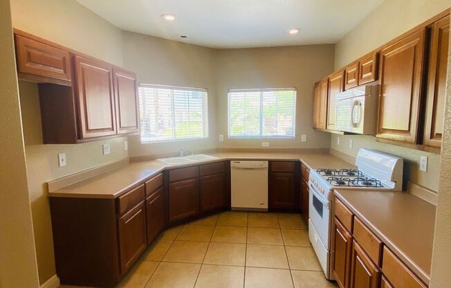Wonderful 2 story home with Master Bedroom on the first floor, close to Anthem Hills Park and Trailhead.