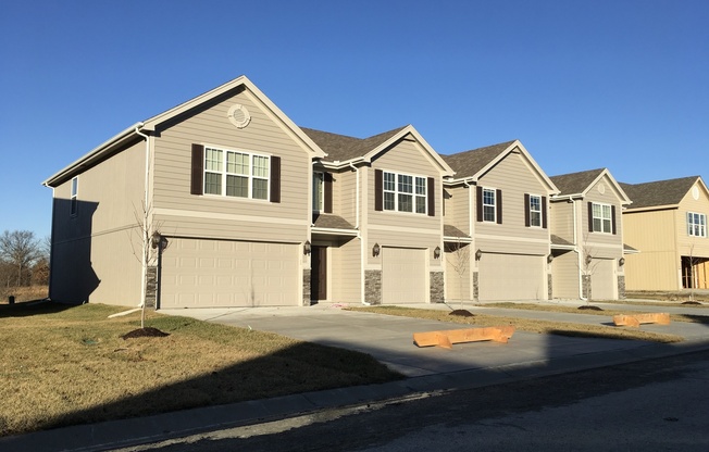 Newer 3 Bed Townhome in Grain Valley