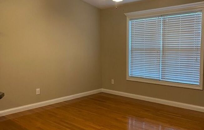 2 beds, 1 bath, 800 sqft, $1,400