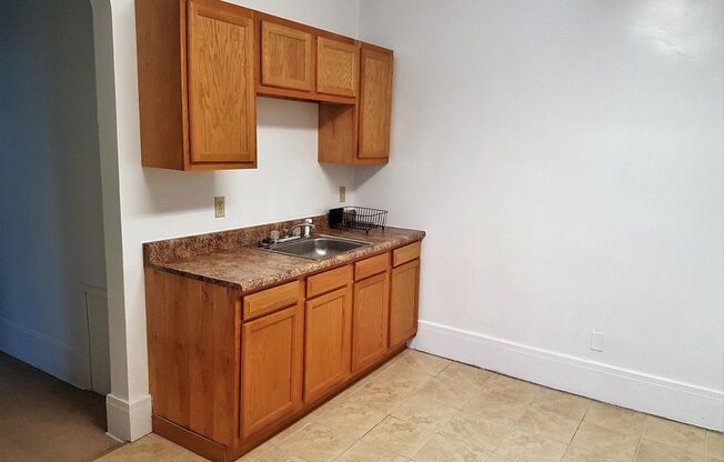 2 beds, 1 bath, $1,000, Unit 1 A