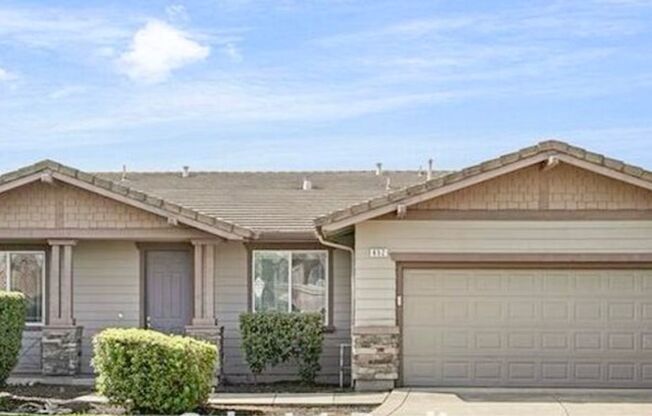 Gorgeous 4 Bedroom 2 Bath Home with Large Den in Brentwood!!