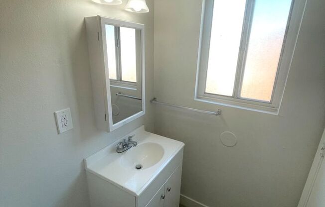 2 beds, 1.5 baths, 805 sqft, $2,095, Unit 15
