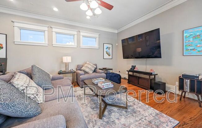 1126 W 17 ST