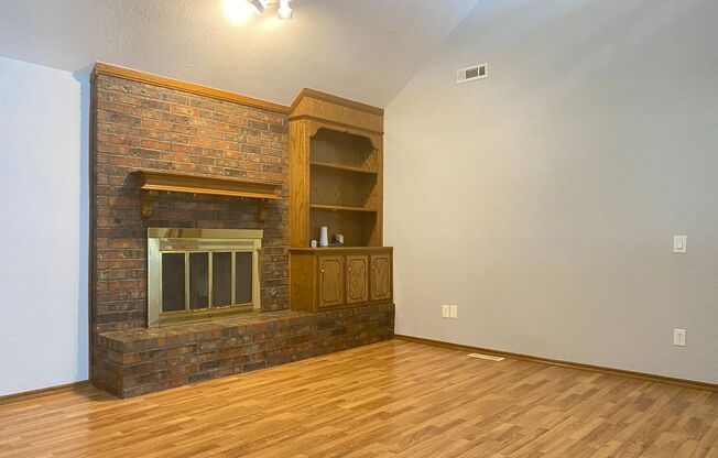 Absolutely Gorgeous Home in Moore with Spacious Open Layout!!