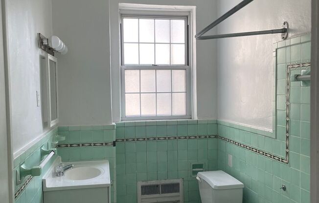 1 bed, 1 bath, 962 sqft, $1,525, Unit New King Edward  805