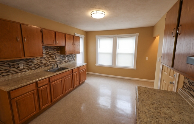 3 beds, 1 bath, 1,100 sqft, $2,850, Unit 2