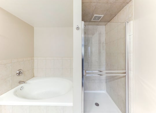 Soaking Tubs In Units At Iroquois Club Apartments In Naperville, IL