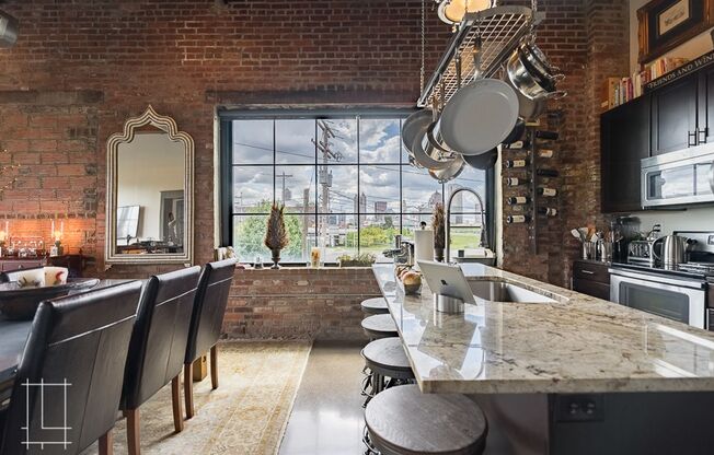 2 beds, 2 baths, $2,350, Unit 727 N. 4th St. Apt. 211