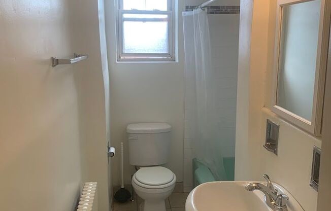 3 beds, 1 bath, 800 sqft, $2,275, Unit 406D