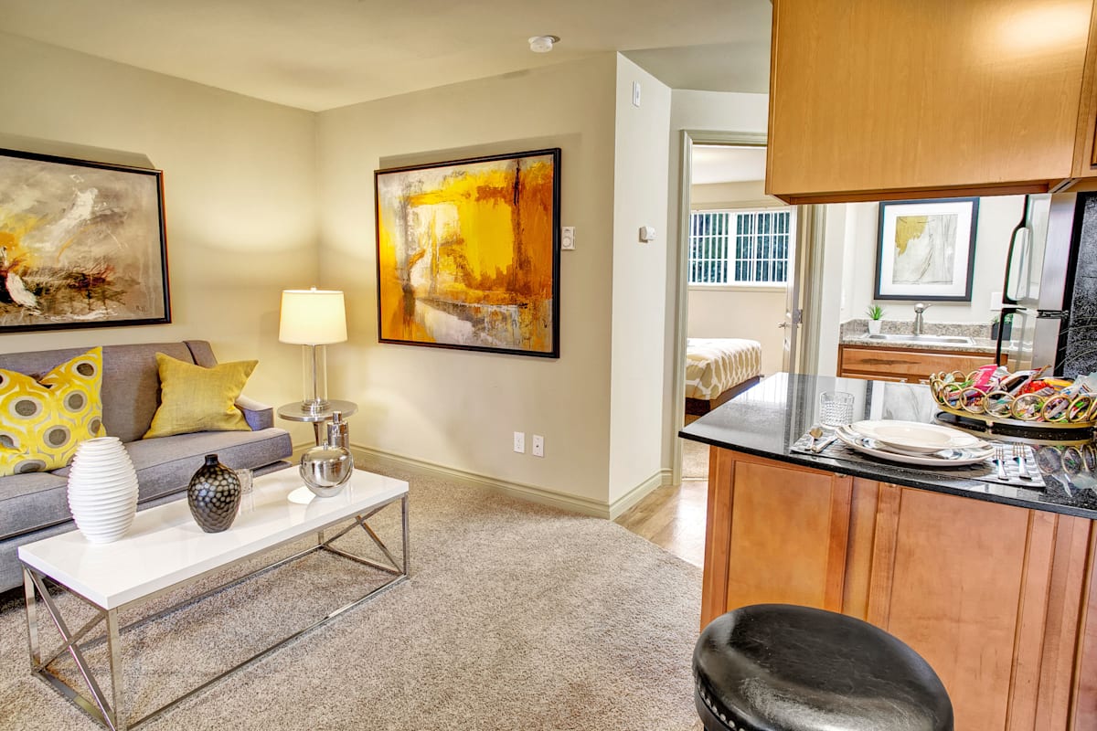 Welcome to Colonial Square Apartment Homes