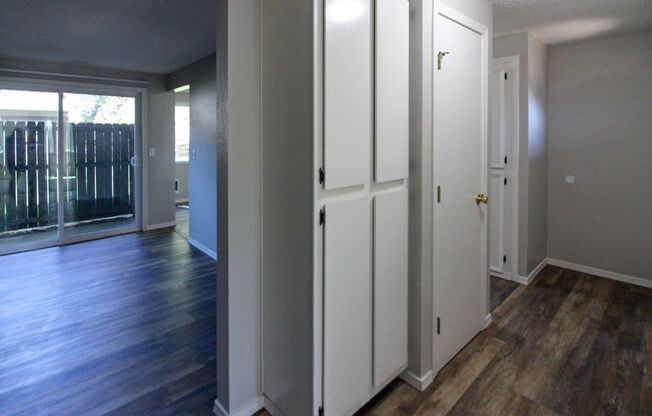 2 beds, 1 bath, 889 sqft, $1,250, Unit 40