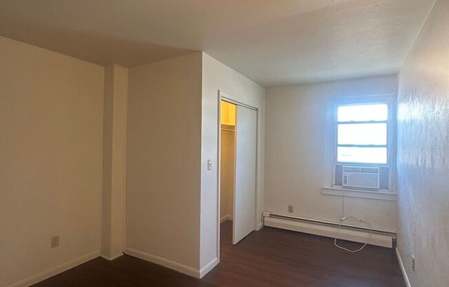 1 bed, 1 bath, 600 sqft, $649, Unit 400 W 1st Street - Unit 01