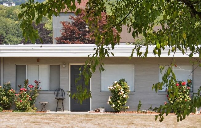 2 beds, 1 bath, 940 sqft, $1,350, Unit 37