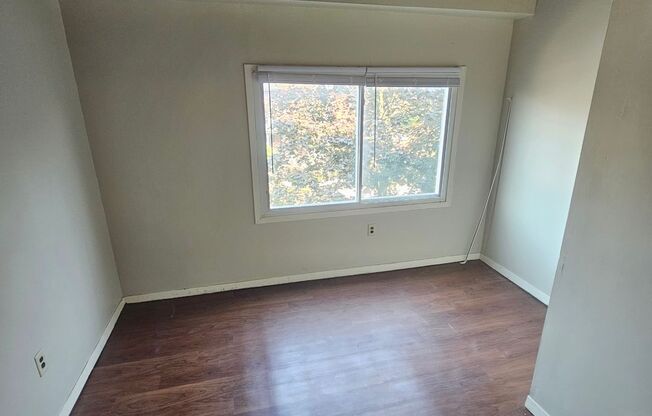 3 beds, 1 bath, $750, Unit 805 2A