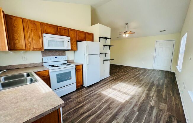 2 beds, 1 bath, $1,295