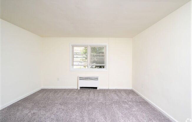 2 beds, 1 bath, 930 sqft, $1,419, Unit E33