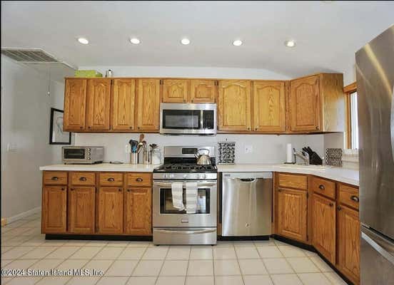 2 beds, 1 bath, 1,050 sqft, $1,900