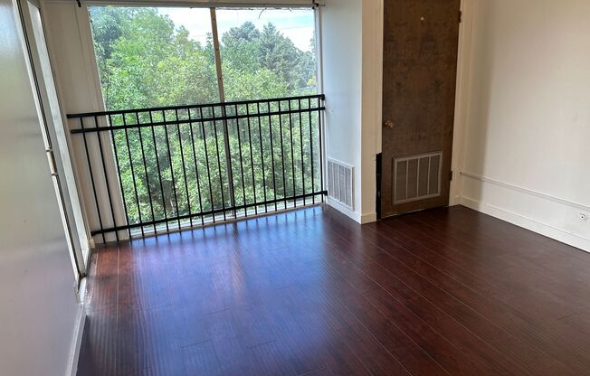 Spacious Private Guy Room Floor to Ceiling windows - 3 block from U campus