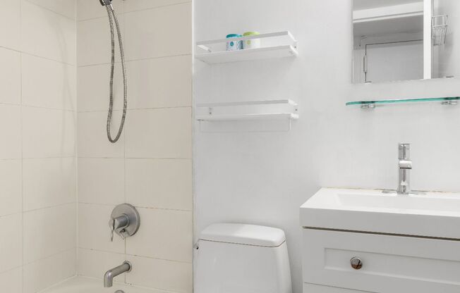 Studio, 1 bath, $3,995, Unit 4L