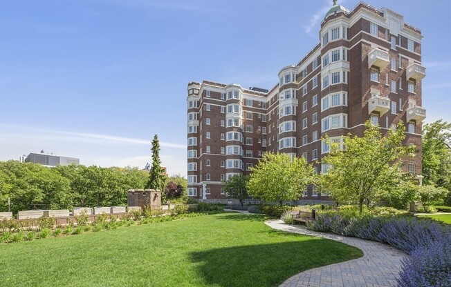 1 bed, 1 bath, 581 sqft, $2,850, Unit B706