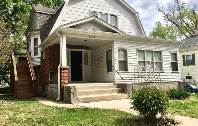 1 Bedroom Apartment Downtown w/ Bonus Room - Utilities Included!