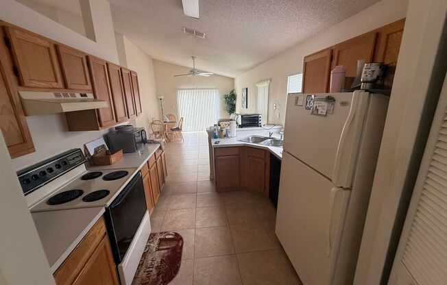 3/2 Single Family Home in Waterford Lakes AVAILABLE AUGUST 17th!