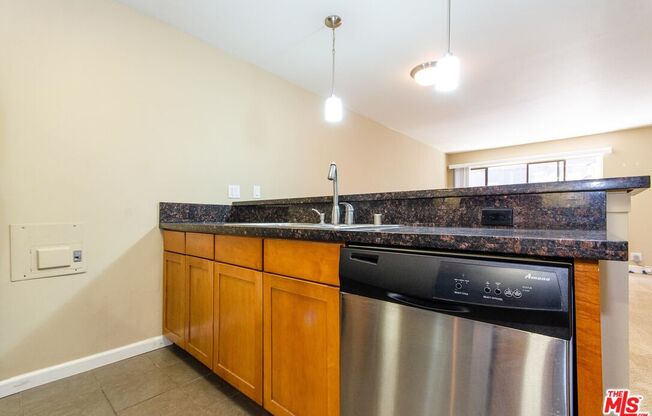 2 beds, 2 baths, 953 sqft, $4,300, Unit 561