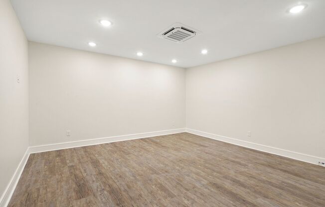 1 bed, 1 bath, 550 sqft, $1,300, Unit 211B