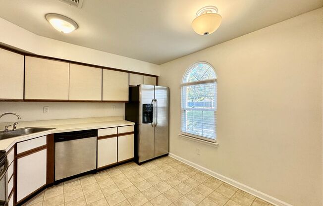 2 beds, 2 baths, $1,600