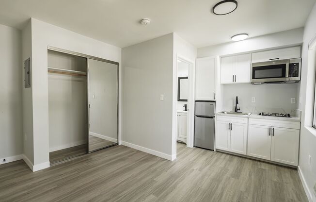 Studio, 1 bath, 615 sqft, $1,698, Unit 100