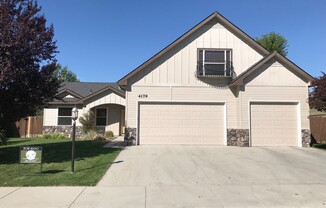 4179 Rhodes~Minutes to Settlers Park, Classy Finishes, and Beautiful Tiling!