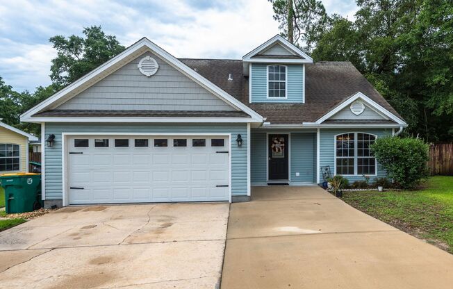 POOL HOME IN THE HEART OF NICEVILLE