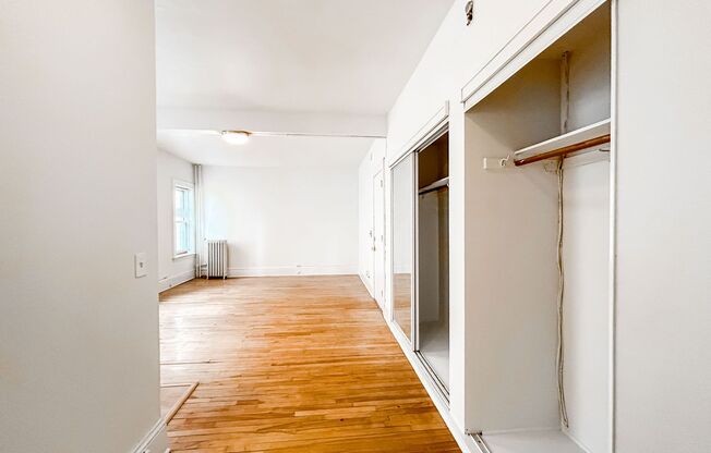 Studio, 1 bath, 325 sqft, $905, Unit 204